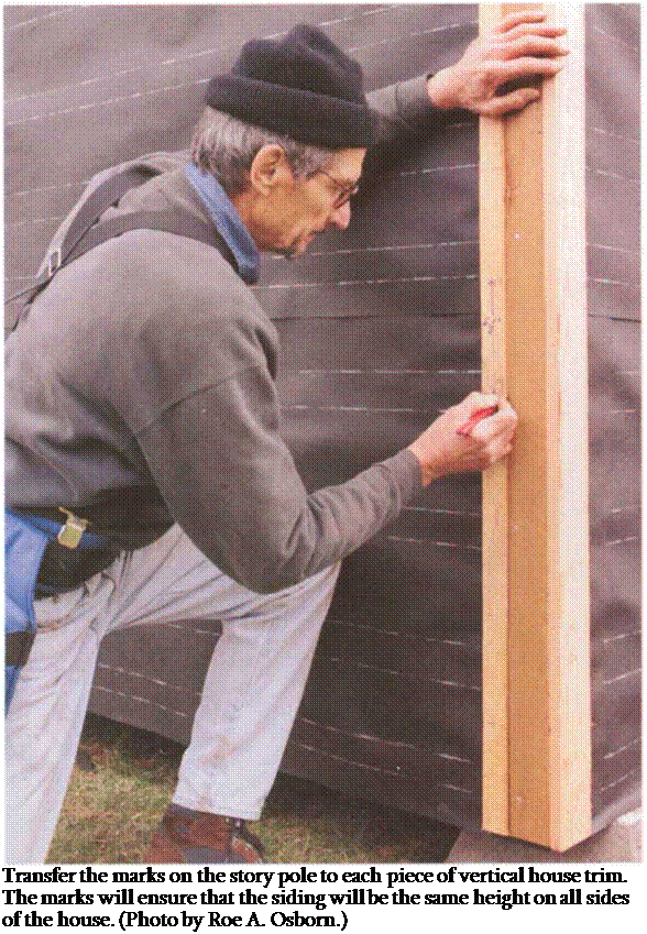 Подпись: Transfer the marks on the story pole to each piece of vertical house trim. The marks will ensure that the siding will be the same height on all sides of the house. (Photo by Roe A. Osborn.) 