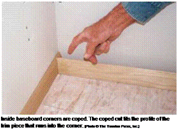 Подпись: Inside baseboard corners are coped. The coped cut fits the profile of the trim piece that runs into the corner. [Photo © The Taunton Press, Inc.] 